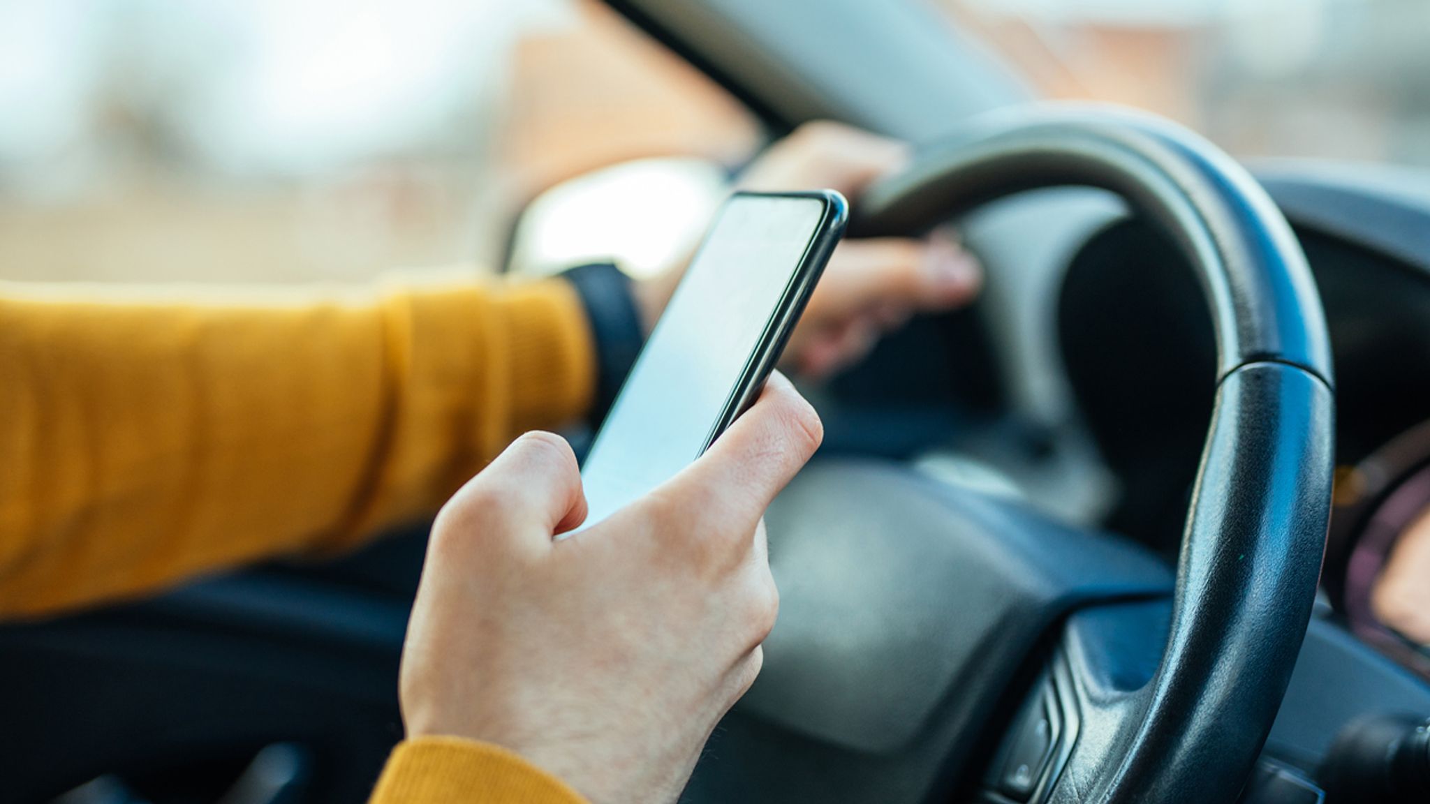 Penggunaan Smartphone Saat Berkendara: Bahaya dan Penyebab Kecelakaan